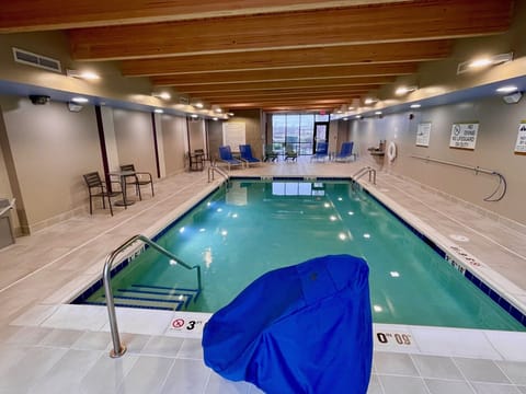 Indoor pool, sun loungers