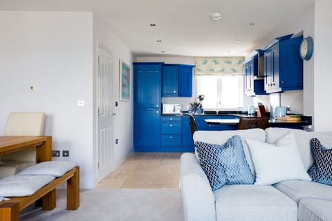 Cottage | Private kitchen | Fridge, dishwasher, toaster, cookware/dishes/utensils