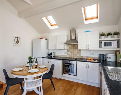 Cottage | Private kitchen | Fridge, dishwasher, toaster, cookware/dishes/utensils