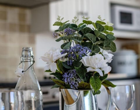 Cottage | Private kitchen | Fridge, dishwasher, toaster, cookware/dishes/utensils