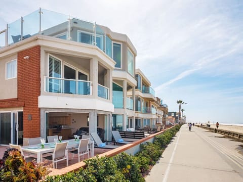 Ocean Front Beach Get Away! Your oceanfront escape awaits, right on Mission Beach!