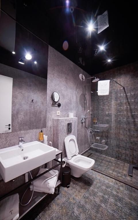 Executive Room, Balcony | Bathroom | Shower, slippers, bidet, towels