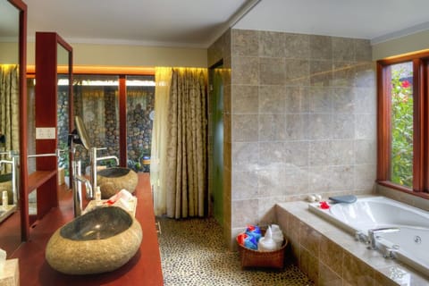 Two Bedroom Beachfront Suite | Bathroom | Separate tub and shower, jetted tub, free toiletries, hair dryer