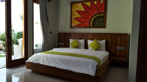 Junior Studio Suite, 1 King Bed, Pool View | Minibar, individually decorated, individually furnished, desk