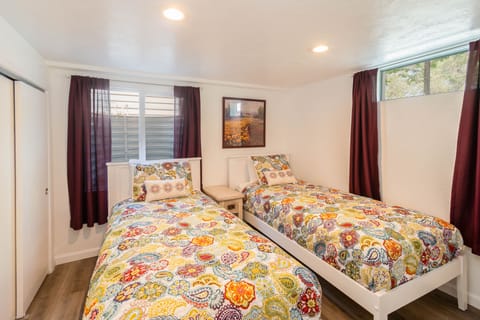 Bedroom 5 in basement with 2 twin XL beds.