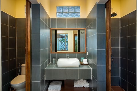 Family Private Pool | Bathroom | Shower, rainfall showerhead, free toiletries, hair dryer