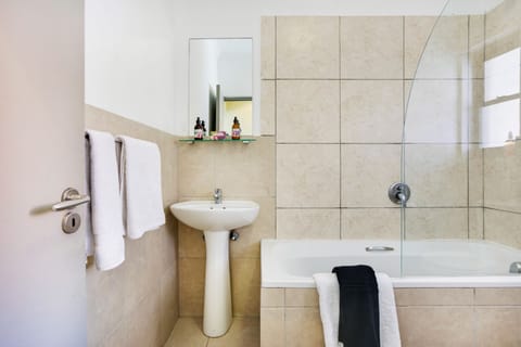 Studio with Balcony | Bathroom | Combined shower/tub, free toiletries, hair dryer, towels