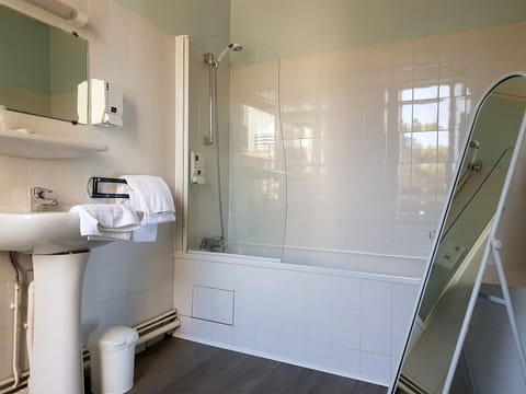Standard Twin Room | Bathroom | Hair dryer, towels