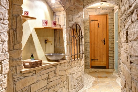 Sauna, hot tub, steam room, Turkish bath, body treatments, hydrotherapy