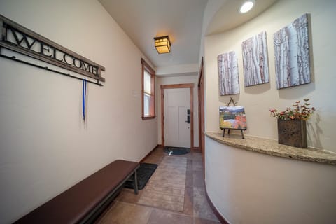SWP Cozens Pointe I201 mud room
