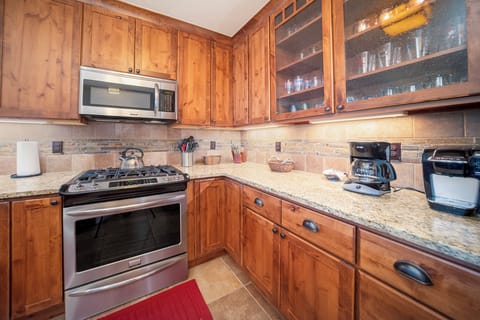 SWP Cozens Pointe I201 kitchen