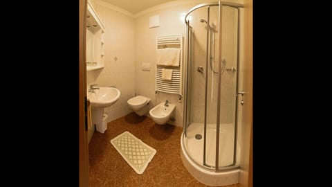 Superior Double or Twin Room, Mountain View | Bathroom | Shower, free toiletries, hair dryer, bathrobes