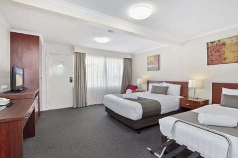 Deluxe Twin Room, Kitchenette, Free Wi-Fi & Parking | Minibar, in-room safe, iron/ironing board, cribs/infant beds