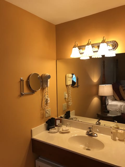 Classic Room | Bathroom | Shower, free toiletries, hair dryer, bathrobes