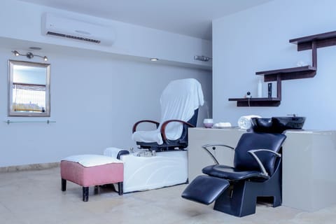 Couples treatment rooms, body treatments, aromatherapy, sports massages