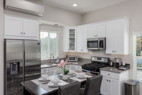 Full Kitchen with Dinning Table