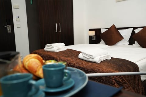 Standard Double Room | Hypo-allergenic bedding, minibar, in-room safe, desk