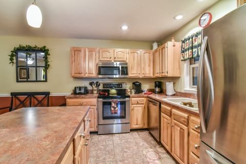 House, 3 Bedrooms, Fireplace | Private kitchen | Microwave, oven, stovetop, dishwasher