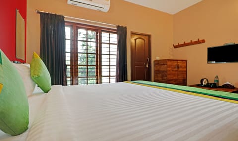 Standard Double Room | Desk, iron/ironing board, rollaway beds, bed sheets