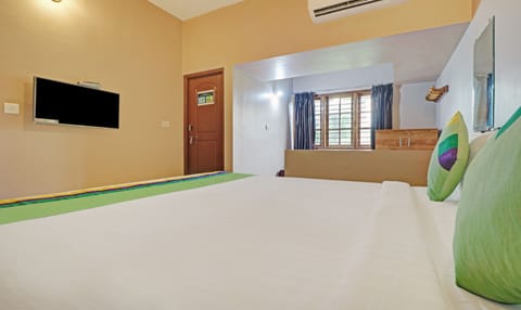 Standard Double Room | Desk, iron/ironing board, rollaway beds, bed sheets