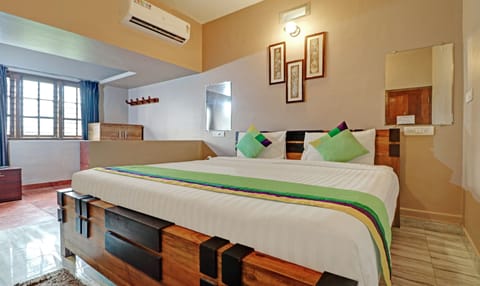 Standard Double Room | Desk, iron/ironing board, bed sheets
