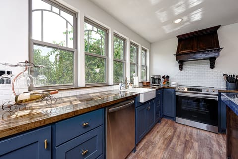 Kitchen - Dishwasher & Oven