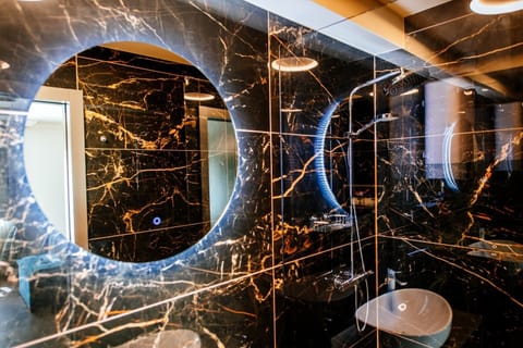 Deluxe Room, 1 Queen Bed, Private Bathroom, City View | Bathroom | Shower, free toiletries, hair dryer, bathrobes