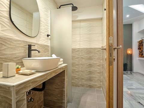 Superior Suite | Bathroom | Shower, free toiletries, hair dryer, towels