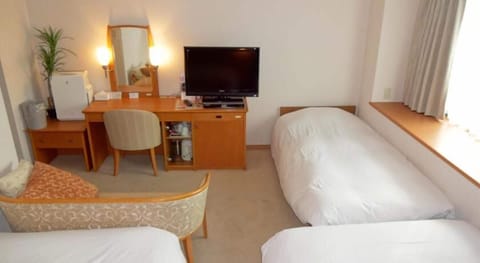 Triple Room, Non Smoking (2 beds with 1 extra bed) | Desk, iron/ironing board, free WiFi