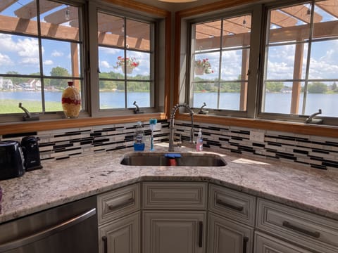 No drudgery working at this sink!