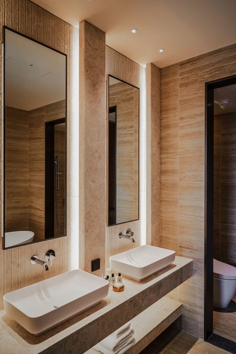 Premier Timber Suite (Based on 2 Guests, Extra person fee KRW 33,000 on site) | Bathroom | Separate tub and shower, rainfall showerhead, designer toiletries