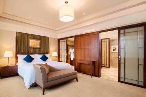 Executive Suite, 1 Bedroom | Hypo-allergenic bedding, minibar, in-room safe, desk