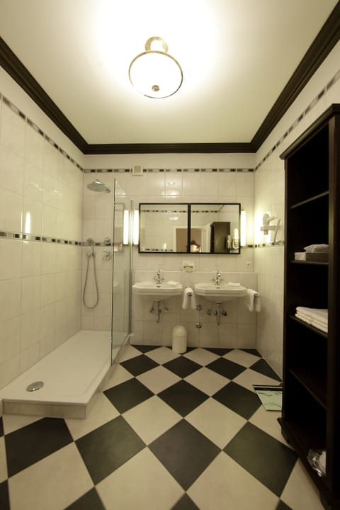 Grand Suite | Bathroom | Free toiletries, hair dryer, bathrobes, slippers