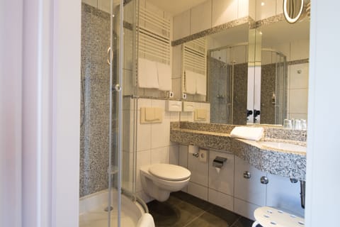 Standard Single Room | Bathroom | Free toiletries, hair dryer, towels