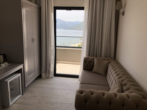 Luxury Suite, 1 Bedroom, Non Smoking, Sea View | Living room | LCD TV, pay movies