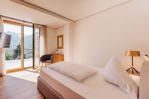 Deluxe Suite | 1 bedroom, premium bedding, minibar, in-room safe