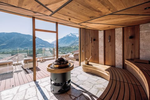 Couples treatment rooms, sauna, hot tub, steam room, body treatments