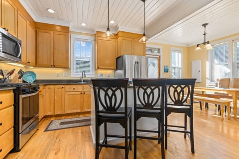 Cook delicious meals for breakfast, lunch, and dinner in this fully equipped kitchen. We suggest grabbing some seafood from a local market.