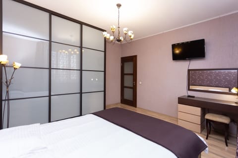 Comfort Apartment | Premium bedding, in-room safe, desk, laptop workspace