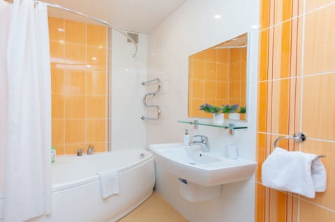 Comfort Apartment | Bathroom | Bathtub, hair dryer, heated floors, towels