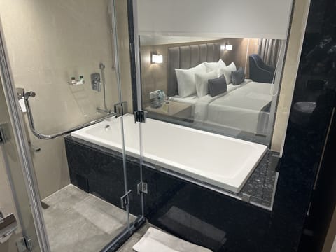 Hazel Suite With Bathtub | Premium bedding, minibar, in-room safe, desk