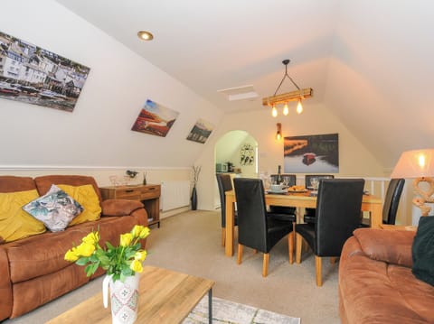 Cottage | Living area | TV, video-game console, DVD player