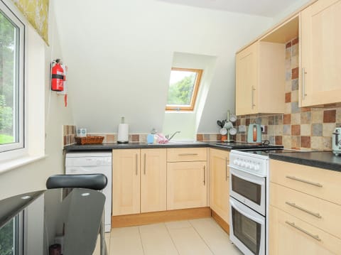 Cottage | Private kitchen | Fridge, dishwasher, electric kettle, toaster