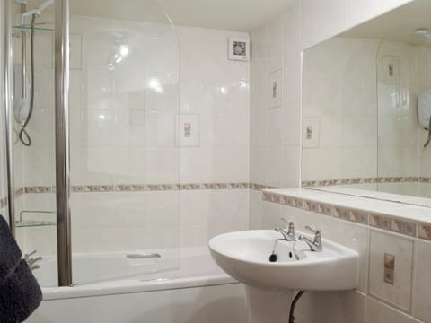 Family bathroom with shower over bath | 1 Brantfield House, near Bowness on Windermere