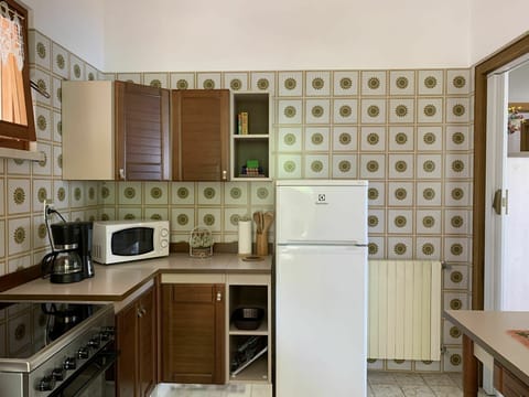 Cabinetry, Property, Furniture, Countertop, Kitchen Appliance, Gas Stove, Kitchen Stove, Kitchen, Home Appliance, Building