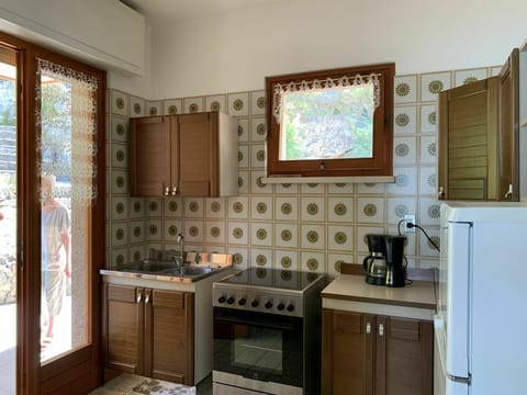 Cabinetry, Property, Countertop, Building, Kitchen Stove, Gas Stove, Window, Cooktop, Wood