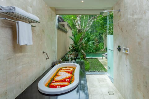 One Bedroom Pool Villa with Valley View | Deep soaking bathtub