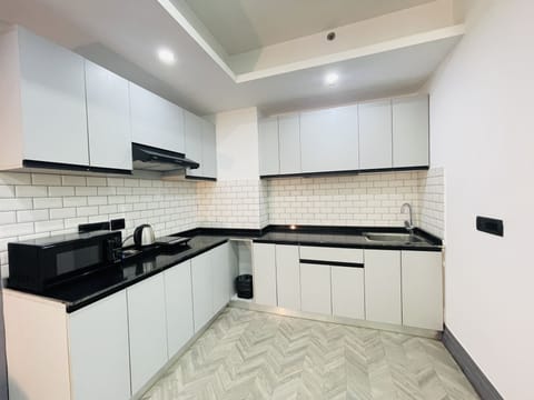 Deluxe Room, 1 Double Bed, Kitchen | Private kitchen | Mini-fridge, microwave, stovetop, electric kettle