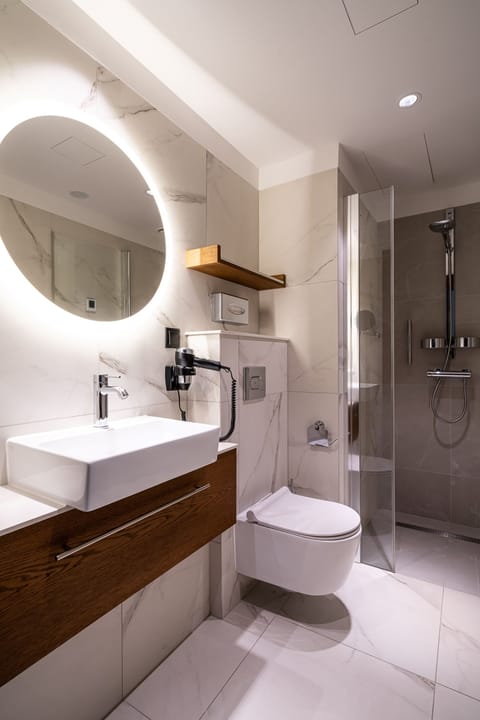 Classic Twin Room | Bathroom | Shower, free toiletries, hair dryer, towels