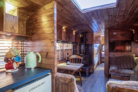 American School Bus - 1 Bedroom - Blossom Farm - Tiers Cross (20653)